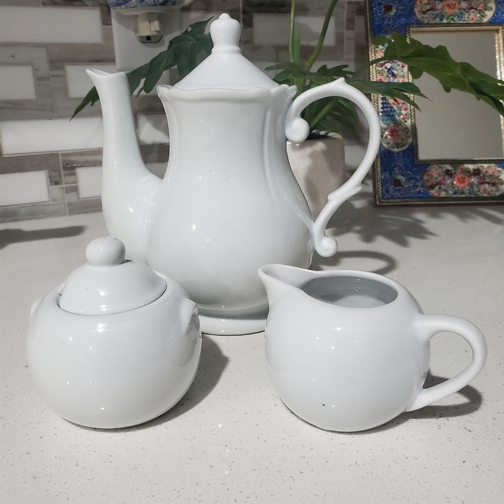 Large Tea Pot with Sugar bowl and Cream - Picture 3 of 4